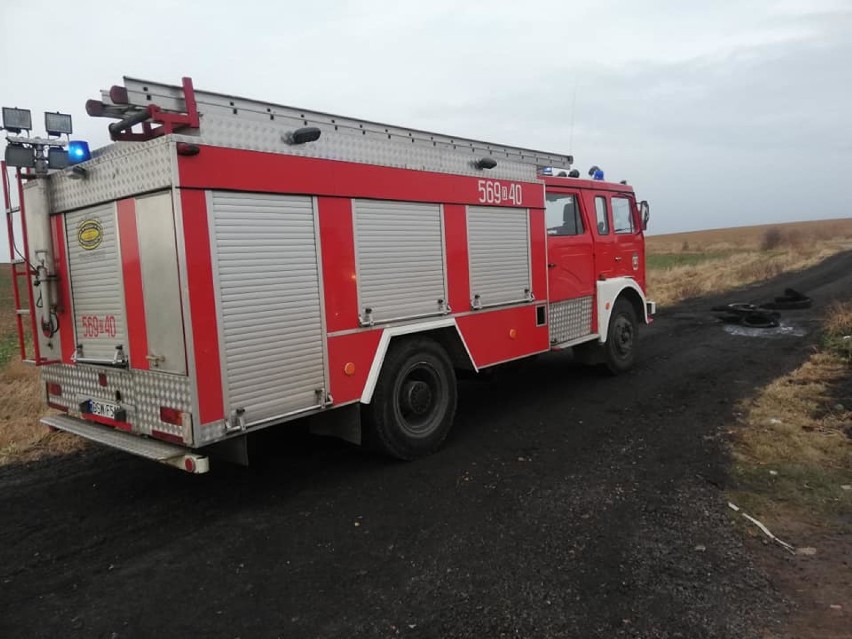 Zamiast do recyklingu, zawiózł na pole i podpalił. Pożar opon przy wiejskiej drodze (ZDJĘCIA) 