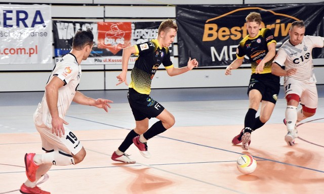 Spory udział w sukcesie PUSS Piła mieli zawodnicy KS Futsal Piła: Mikołaj Michałek (drugi z lewej) i Zbigniew Barańczyk (drugi z prawej)