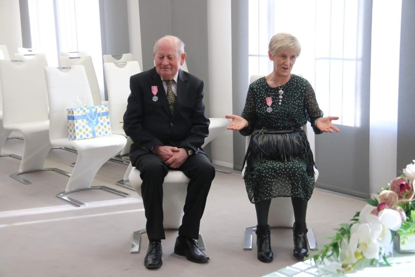 Złote Gody w Starachowicach. Małżeństwa z 50 letnim stażem otrzymały medale za długoletnie pożycie. Zobacz zdjęcia