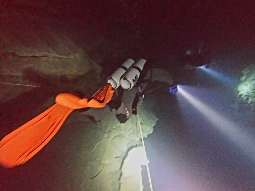 Niesamowita jaskinia z wodą termalną znajduje się pod...