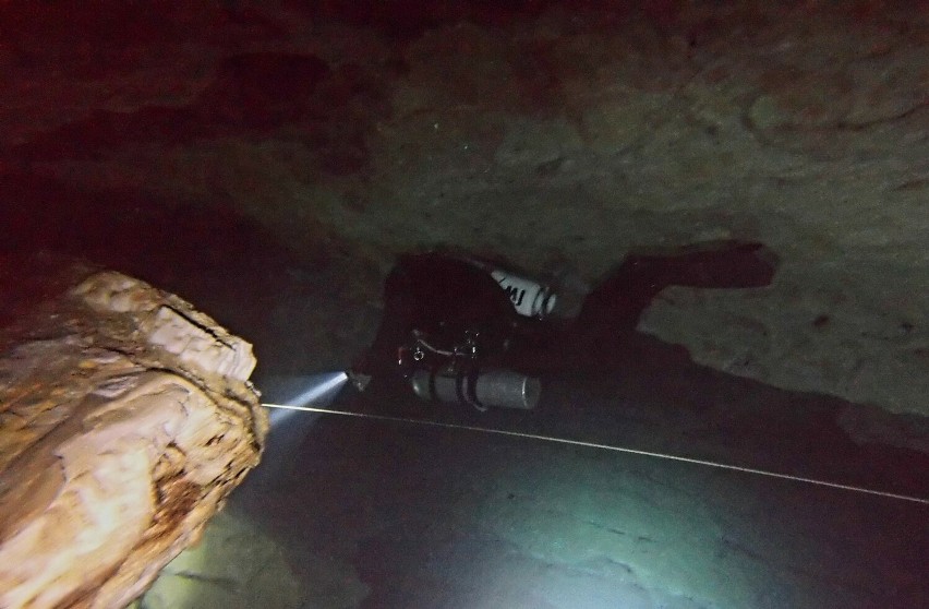 Niesamowita jaskinia z wodą termalną znajduje się pod...