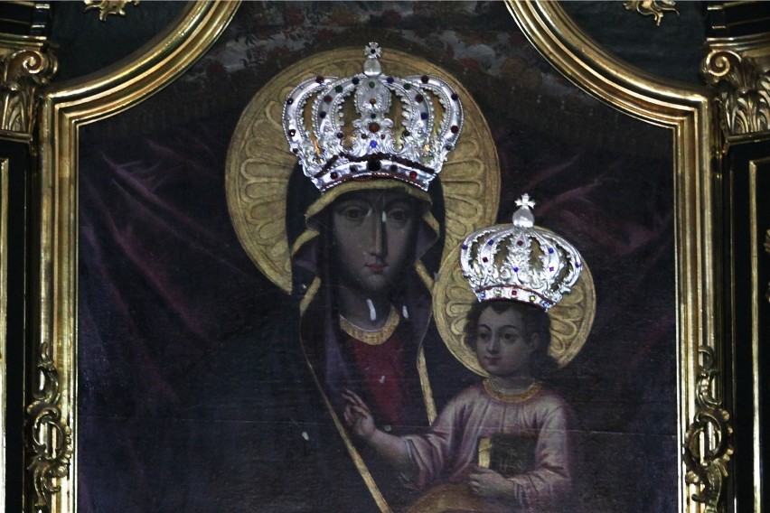 Uszkodzony obraz w kościele św. Wojciecha.