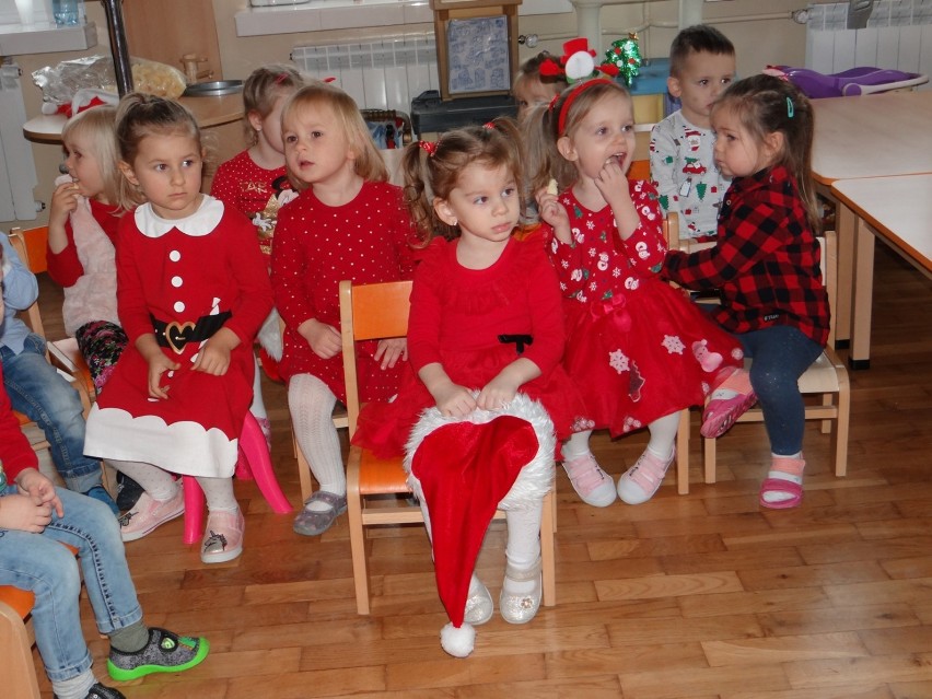 Święty Mikołaj w grupie trzylatków w Publicznym Przedszkolu...