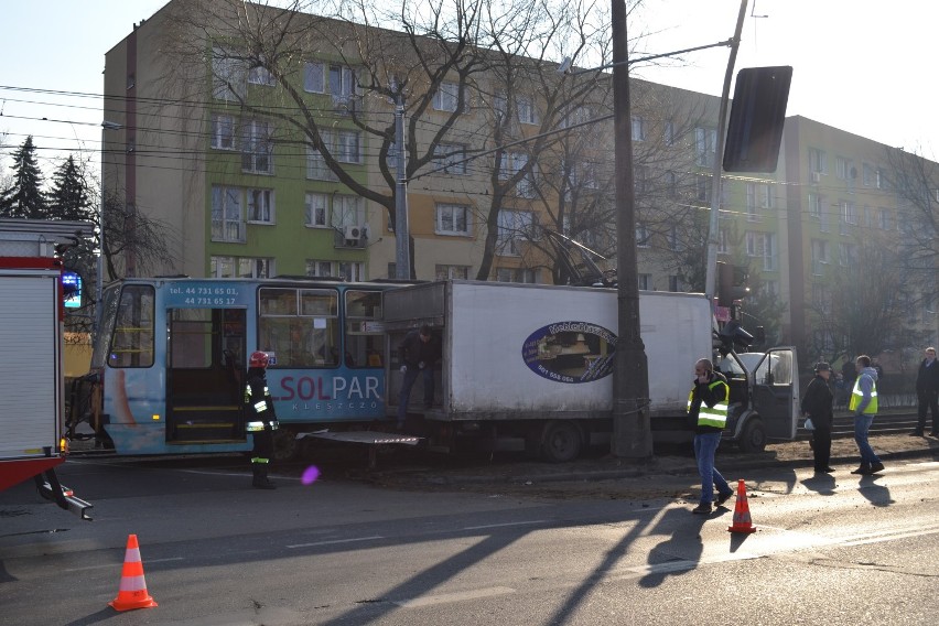 Częstochowa: Bus wjechał w tramwaj na wysokości ul. Worcella. Są ranni [ZDJĘCIA]