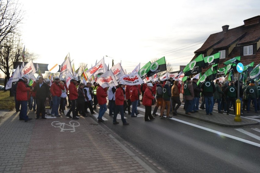 Blokada DK44 w Bieruniu: Górnicy KWK Piast i Ziemowit strajkują [ZDJĘCIA, WIDEO]