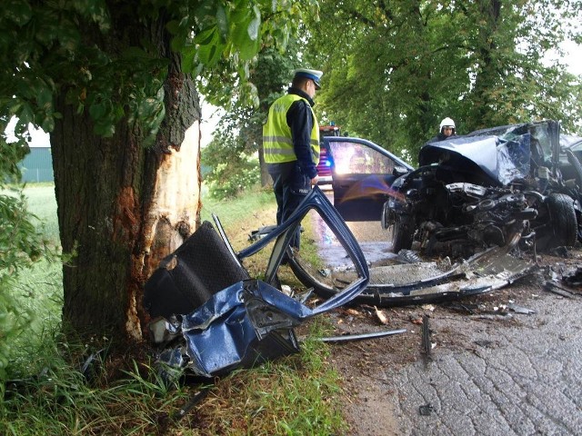 W czwartek (14.06.) około godz. 15.30 na drodze powiatowej przed miejscowością Bocień doszło do wypadku drogowego. 

Ze wstępnych ustaleń policji wynika, że kierujący oplem vectra, 32-letni mieszkaniec gminy Płużnica jadący w kierunku Bocienia nie dostosował prędkości do warunków panujących na drodze, zjechał z niej i uderzył w przydrożne drzewo. 

Mężczyzna na miejscu poniósł śmierć. 

Teraz policjanci, pod nadzorem prokuratora, będą wyjaśniać okoliczności tego tragicznego w skutkach wypadku.