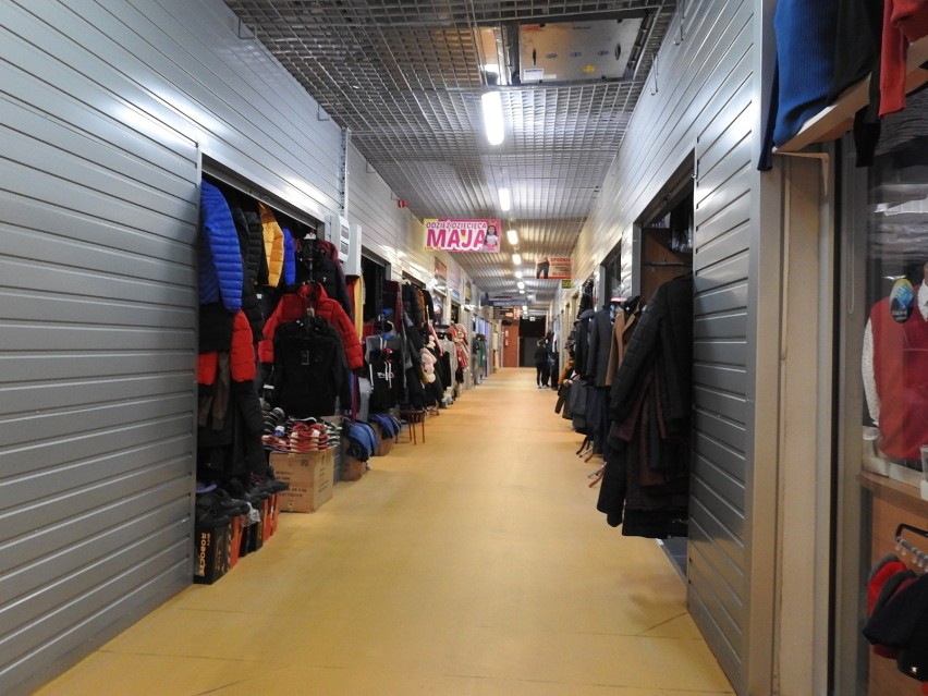 Od soboty, 7 listopada większość sklepów w galeriach handlowych będzie zamknięta. Ale hala targowa w Łomży czeka na klientów