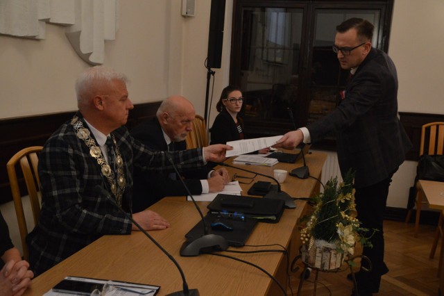 Wniosek o zwołanie referendum w imieniu siedmioro radnych złożył Witold Zajst (na zdjęciu z prawej)