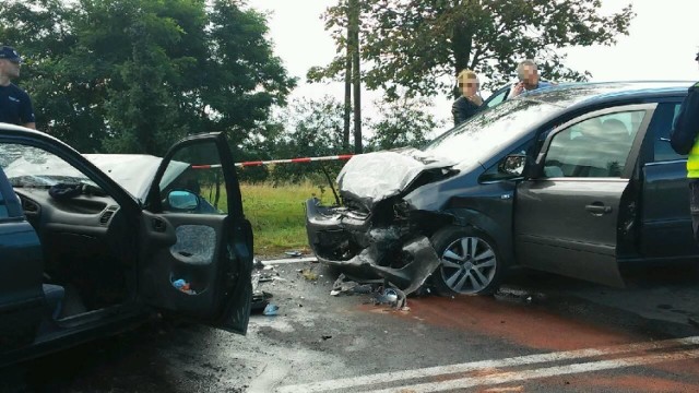 Wypadek w Dębsku koło Koźminka. Czołowe zderzenie dwóch aut