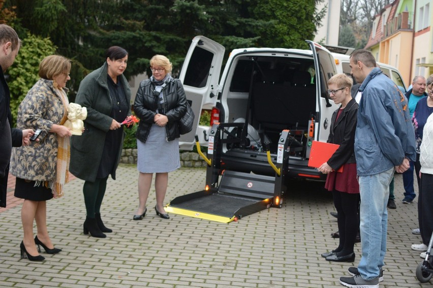 Nowy bus do przewozu osób niepełnosprawnych trafił do DPS w Grudziądzu [wideo, zdjęcia]