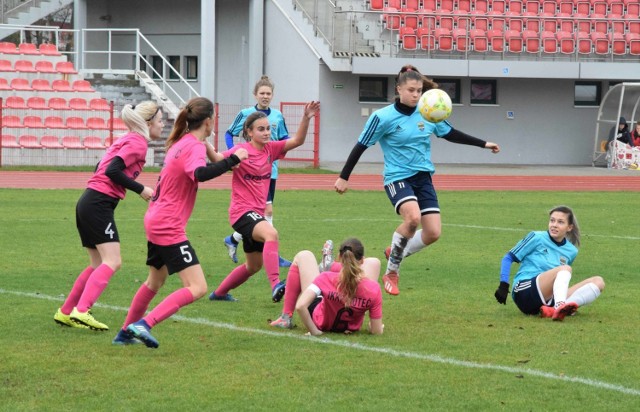 W pucharowym meczu lepsze okazały się piłkarki KS Unifreeze Górzno, które pokonały drużynę IKKP Noteć Inowrocław (różowe koszulki) 7:1