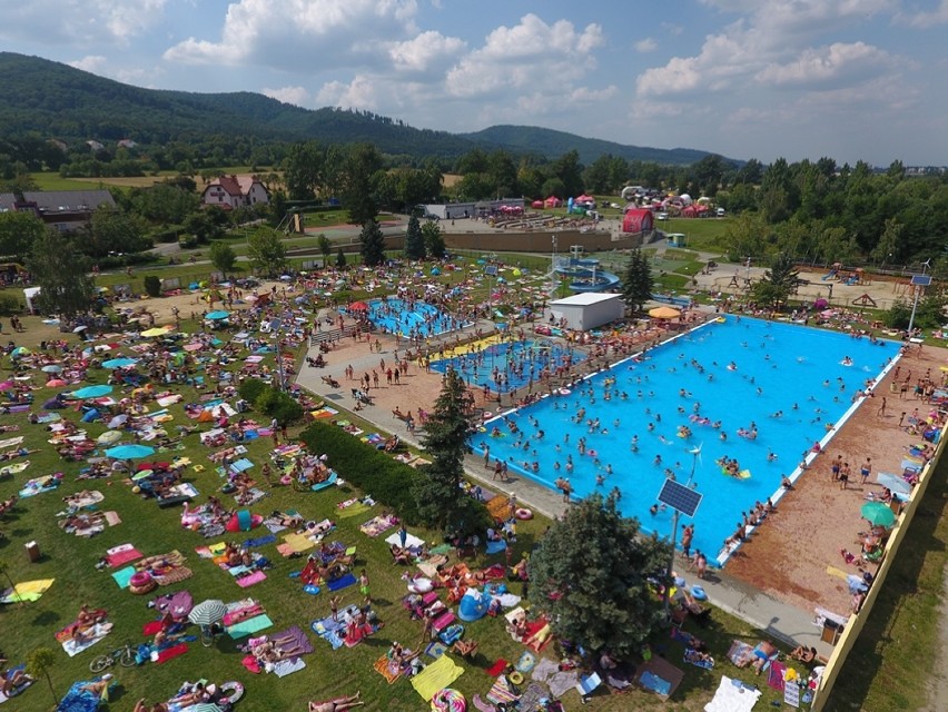 Woda, plaża i góry! Jezioro Bielawskie w Górach Sowich to idealne miejsce na wypoczynek. Zobacz!  