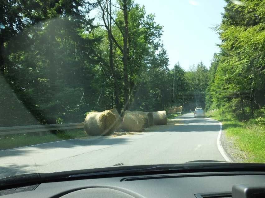 Bale słomy na zjeździe z Magury Małastowskiej