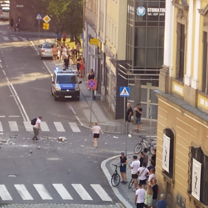 Dantejskie sceny w centrum miasta. Przez okno wyleciał telewizor, odkurzacz, mikser