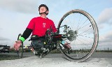 Na wózku inwalidzkim z Aten do Pabianic! Krzysztof Jarzębski przejechał 2,5 tysiąca kilometrów