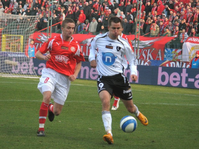 O piłkę walczą Łukasz Juszkiewicz (l) i Marcin Burkhardt (p).