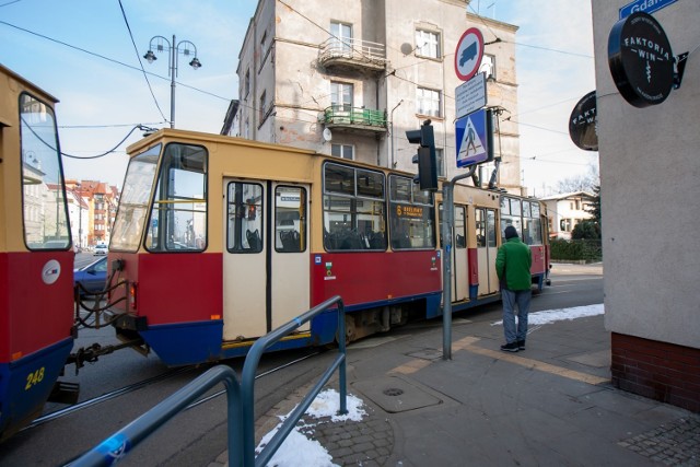 Osią sporu w konsultacjach "tramwajowych" był pomysł wyburzenia dwóch modernistycznych kamienic w Bydgoszczy. Większość organizacji społecznych w Bydgoszczy sprzeciwia się tej koncepcji.