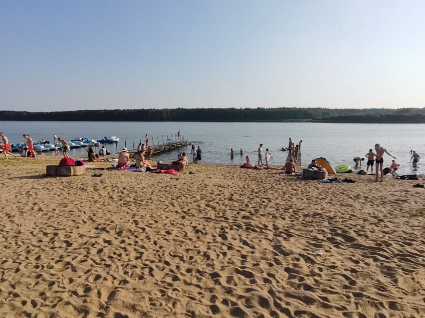 Gm. Szamotuły. Letników nad jeziorem w Pamiątkowie nie brakuje!