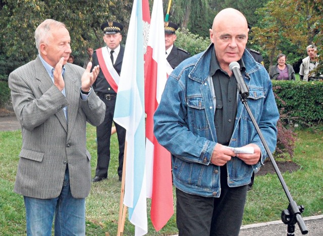 Stanisław Tym, przyjaciel Jacka Kuronia, we wrześniu 2011 r. wziął udział w  nadaniu  parkowi  w Kazimierzu jego imienia