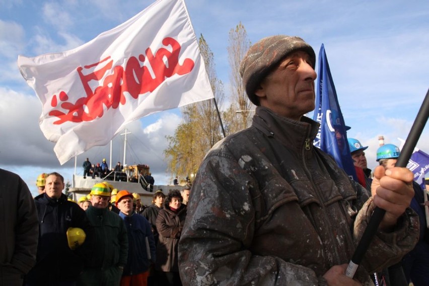 Gdynia. Flesz z przeszłości. 17.11.2008. Wiec w Stoczni Gdynia. Robotnicy bronią swoich miejsc pracy