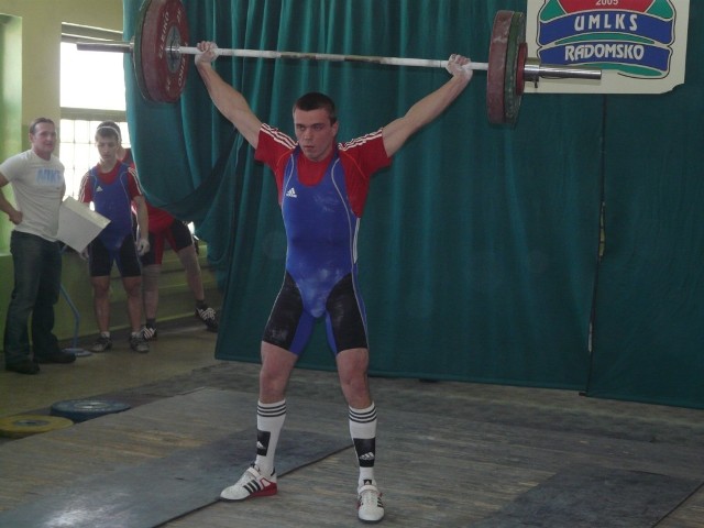 Rafał Broś uzyskał w rwaniu 100 kg, w podrzucie dołożył 120 kg. W tle Andrzej Tomczyk i Sławomir Bera