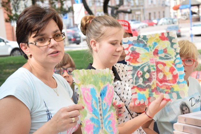 Dwudniowe warsztaty plastyczne na jarosławskim "Skwerze Kultury" prowadzili Marzena Stęc i Damian Waliczek. Dzieci i wszyscy chętni mogli wziąć udział w nauce czerpania papieru i malowaniu panoramy miasta.

