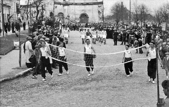 Święto Pracy w Pińczowie na początku lat 50-tych. Na drugim planie zawodnicy drużyny KS Nida Pińczów.