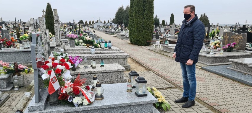 Senator złożył kwiaty na grobie żołnierza Armii Krajowej