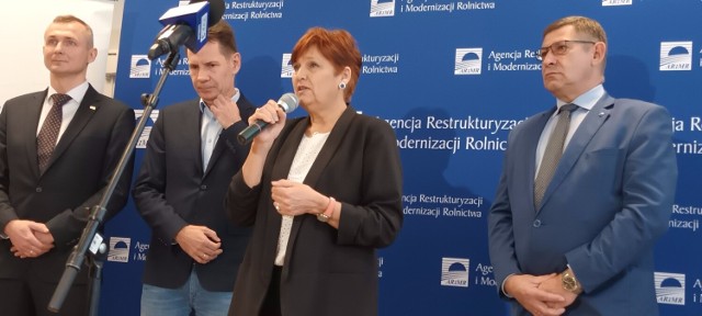 Od lewej: Paweł Piróg (p.o. dyrektora Lubelskiego Oddziału NFZ), Radosław Starownik (dyrektor SPSK 4 w Lublinie), Halina Szymańska (prezes ARiMR), Krzysztof Gałaszkiewicz (dyrektor Lubelskiego Oddziału ARiMR)