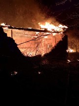 Pożar opuszczonych budynków gospodarczych w Łękach [ZDJĘCIA]