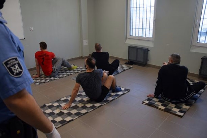 W stargardzkim więzieniu osadzeni relaksują się ćwicząc jogę