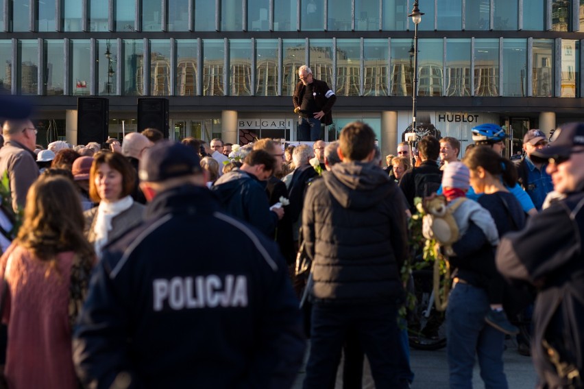 Zobaczcie też: Czarny protest na placu Zamkowym. Tysiące...