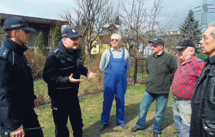 Policjanci tłumaczą działkowcom w jaki sposób mogą...