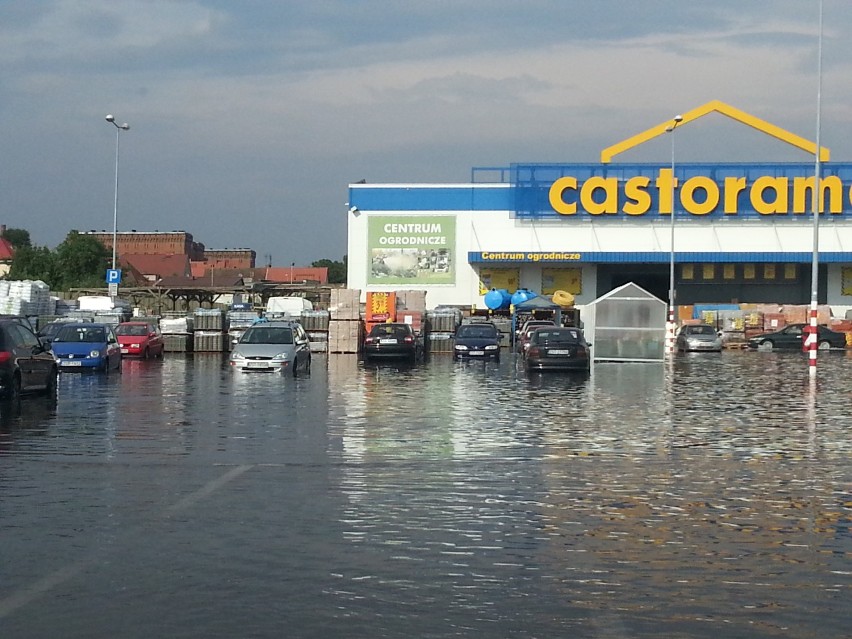 Opady deszczu unieruchomiły wiele pojazdów na parkingu centrum handlowego.