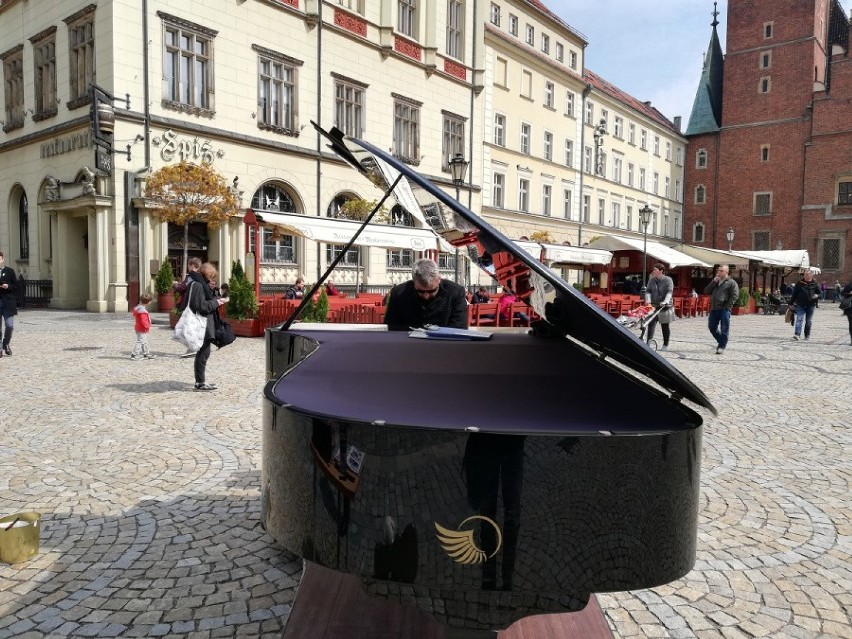 Wrocław. Uliczny grajek grał na... fortepianie. A grał, aż miło. Posłuchaj! 