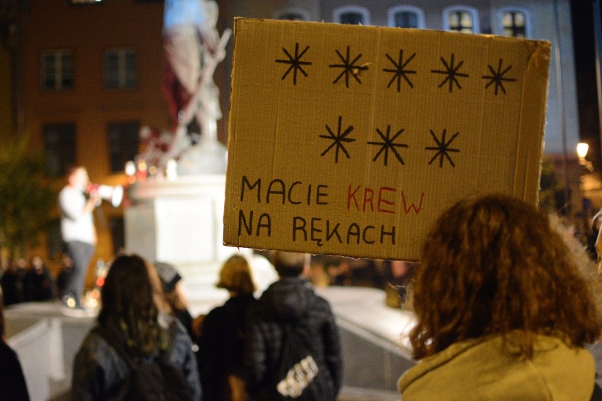 Niedzielny protest w Grudziądzu przeciwko zaostrzaniu prawa aborcyjnego. W poniedziałek kolejne zgromadzenie [zdjęcia]