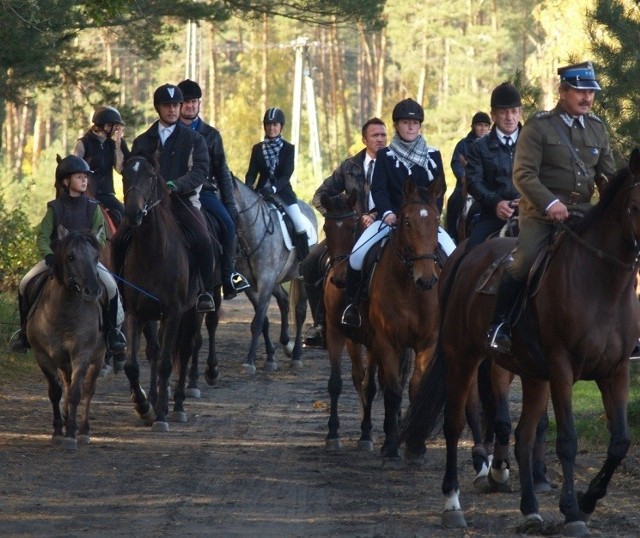 Uczestnicy Hubertusa w Stajni Iskra