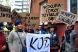 Protest KOD, Warszawa przed prokuraturą. Przemawiali Giertych i Kalisz [ZDJĘCIA]