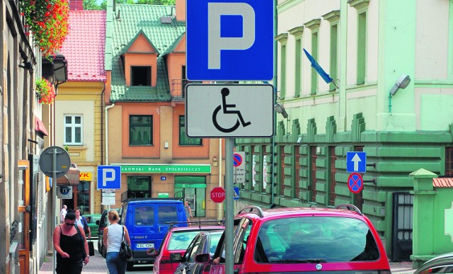 Niepełnosprawni wskazują, że choć w centrum Bochni i Brzeska są wydzielone dla nich miejsca parkingowe, to jest ich jednak za mało