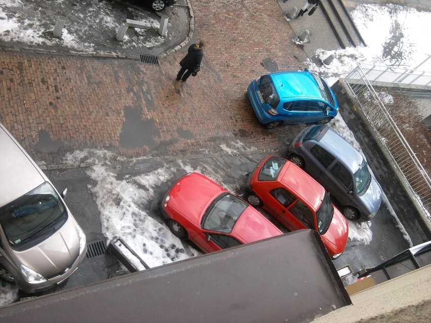 Ul. Grottgera: Kierowcy parkują na zakazach i utrudniają życie mieszkańcom (ZDJĘCIA)