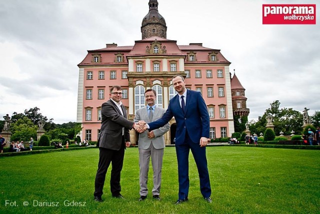 Od lewej Krzysztof Urbański - odchodzący prezes Zamku Książ w Wałbrzychu, Sławomir Hunek - przewodniczący rady nadzorczej spółki i Rafał Wiernicki - kandydat na prezesa