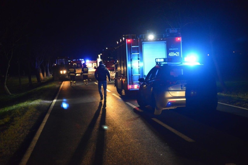 JERKA. Wypadek drogowy z udziałem trzech samochodów osobowych i ciągnika rolniczego. Było groźnie, ale nikt nie został poważnie ranny [FOTO]