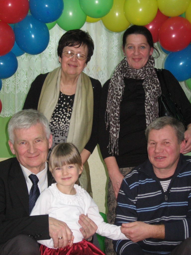 Maja ze swoimi dziadkami