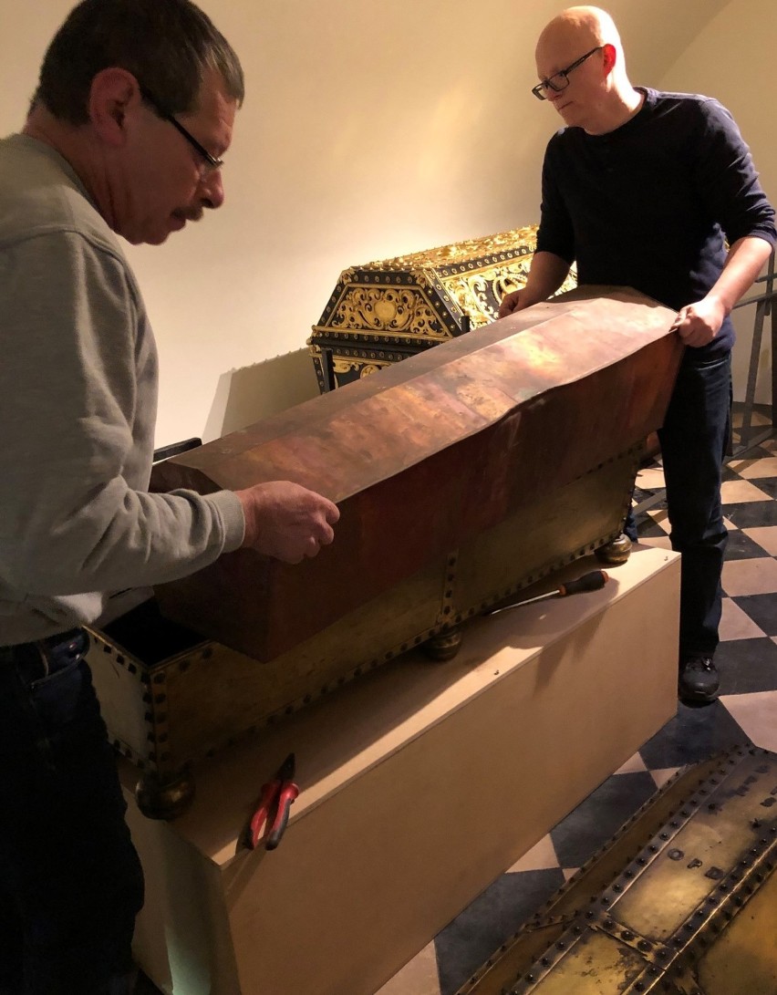 Tak wyglądało otwieranie dziecięcych sarkofagów na Wawelu
