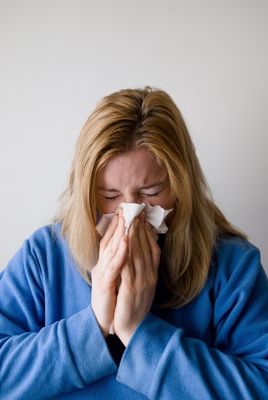 Typowe objawy przeziębienia:
- katar
- ból gardła
- kaszel