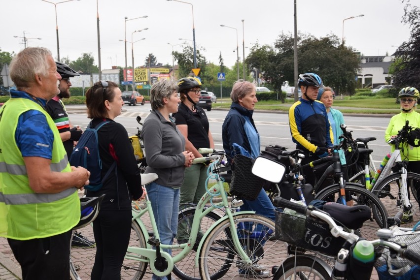 Rowerzyści wyruszyli w trasę pomimo niezbyt pewnej pogody.