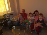 W Bydgoszczy tata z piątką dzieci został sam. Najmłodsze ma miesiąc