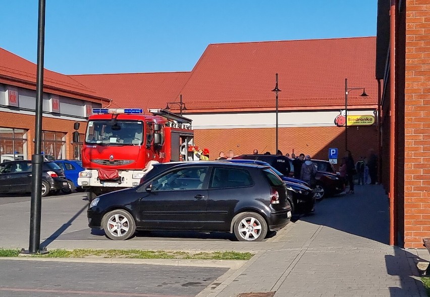 Straż pożarna oraz policja wezwane na parking centrum handlowego przy ul. Kopernika w Pucku - 6 maja 2022