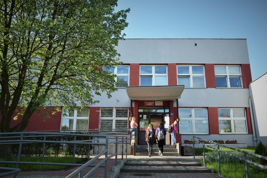 Powrót części uczniów do szkół w systemie hybrydowym. Tak było w Szkole Podstawowej nr 8 w Bełchatowie, 17.05.2021