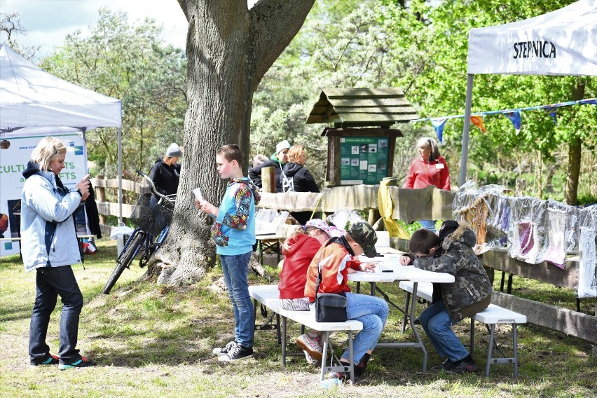 Rodzinna foto przygoda w Czarnocinie. Mieszkańcy powiatu goleniowskiego i dzika przyroda